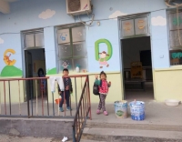 親近環(huán)保，為愛上色---友情漆為銀定莊幼兒園刷新墻面